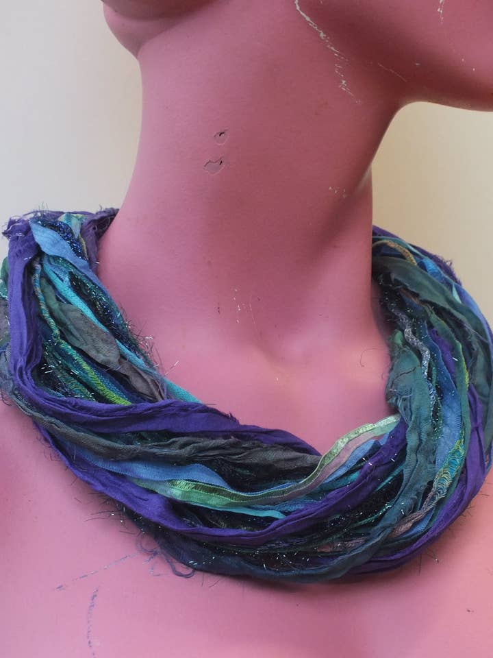 Collar de hilo de seda en turquesa y púrpura para venta al por mayor de Megan Crook Textiles