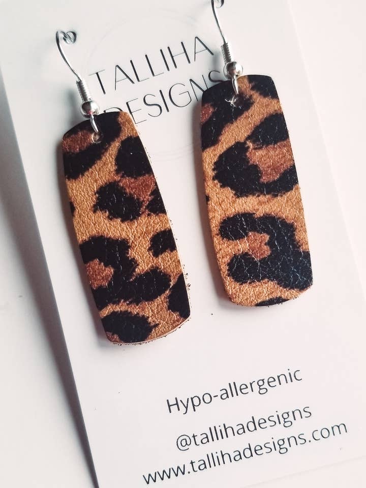 Lederen bar met luipaardprint Lichtgewicht bengelen oorbel voor wholesale door Talliha Designs