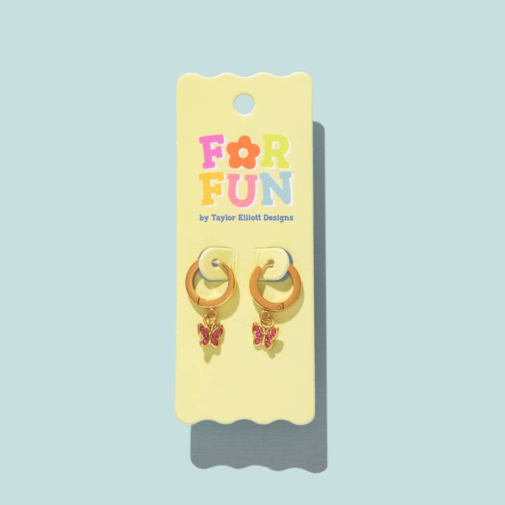 Voor de lol - Maddy Vlinder Huggie Oorbellen - Min. 2 (FF-E18) voor wholesale door Taylor Elliott Designs