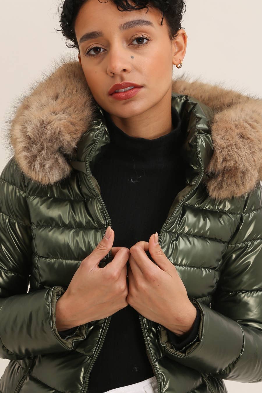 Attrait Paris - Wholesale Jacket - Women's - Metallic short puffer jacket with faux fur hood33
