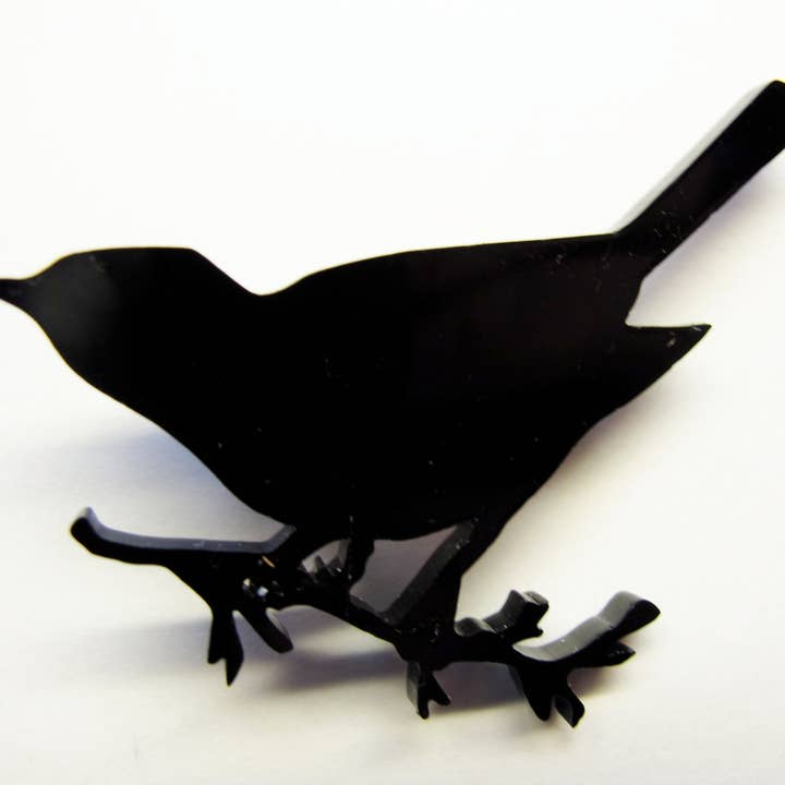 Blackbird Silhouette Broche i sort perspex for engroshandel hos Working Clasp