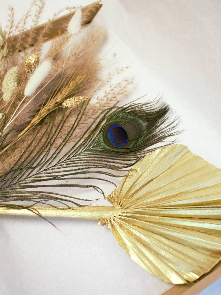 Palmspeer boeket met pauwenveren voor wholesale door Opal Lily