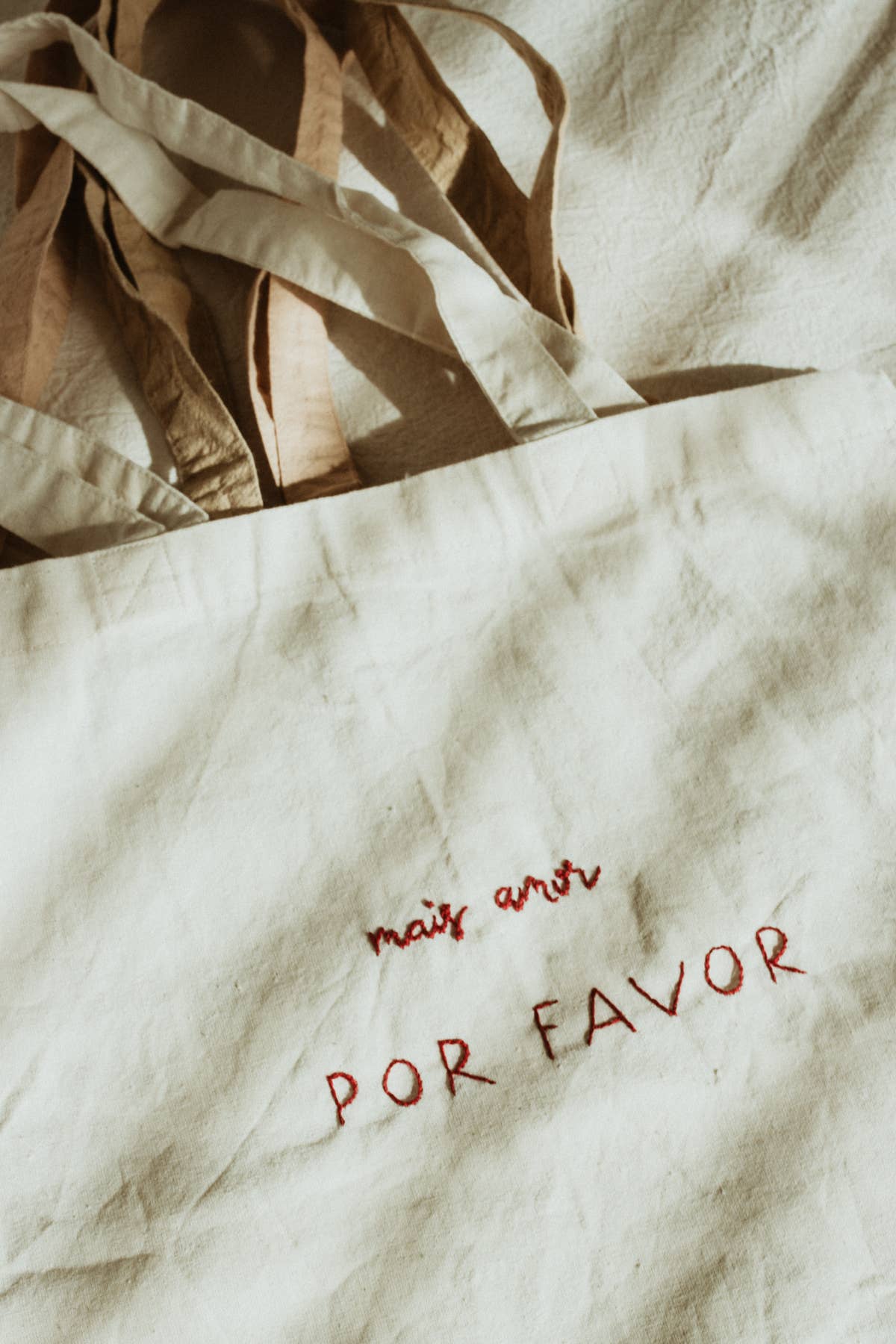 Eloise et moi – wholesale Bärkasse - Dam – Handbroderad bomullstote, växtfärgad väska17