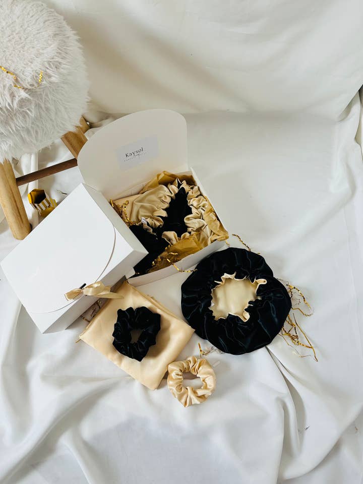 Confezione con federa, cappello e scrunchie in satin rosa nudo per la vendita all'ingrosso da parte di KaysolCouture®