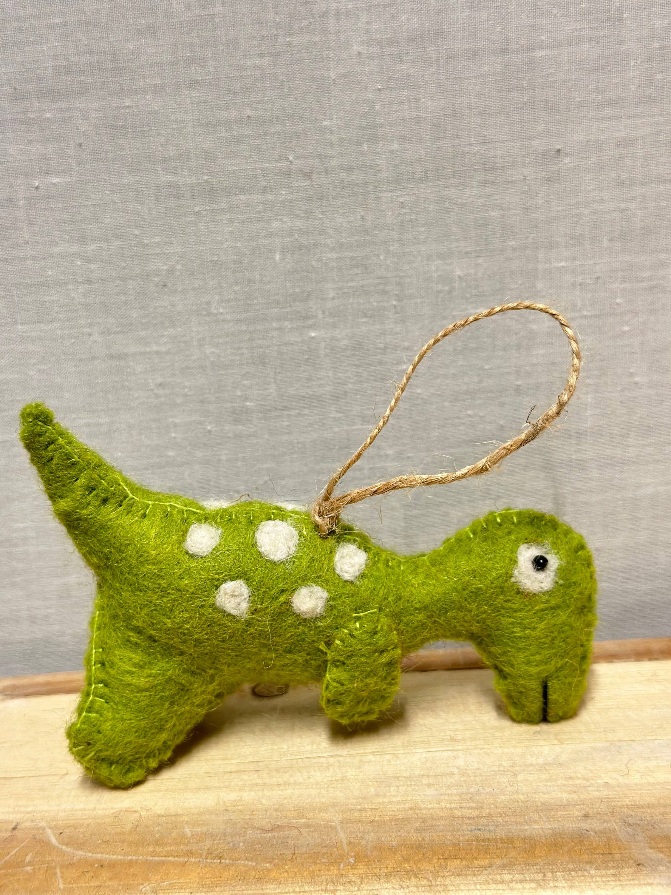 Funky Yak Ltd - Vendita all'ingrosso Decorazione - Dinosauri in feltro di lana fatti a mano con corda di juta, Nepal6