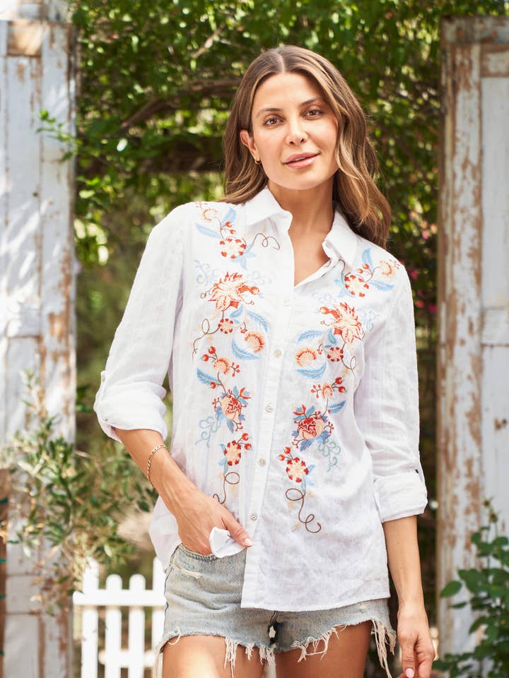 Camisa Frontal Bordada em Tecido com Manga de Punho Enrolado 5040-MAT por atacado de Paparazzi