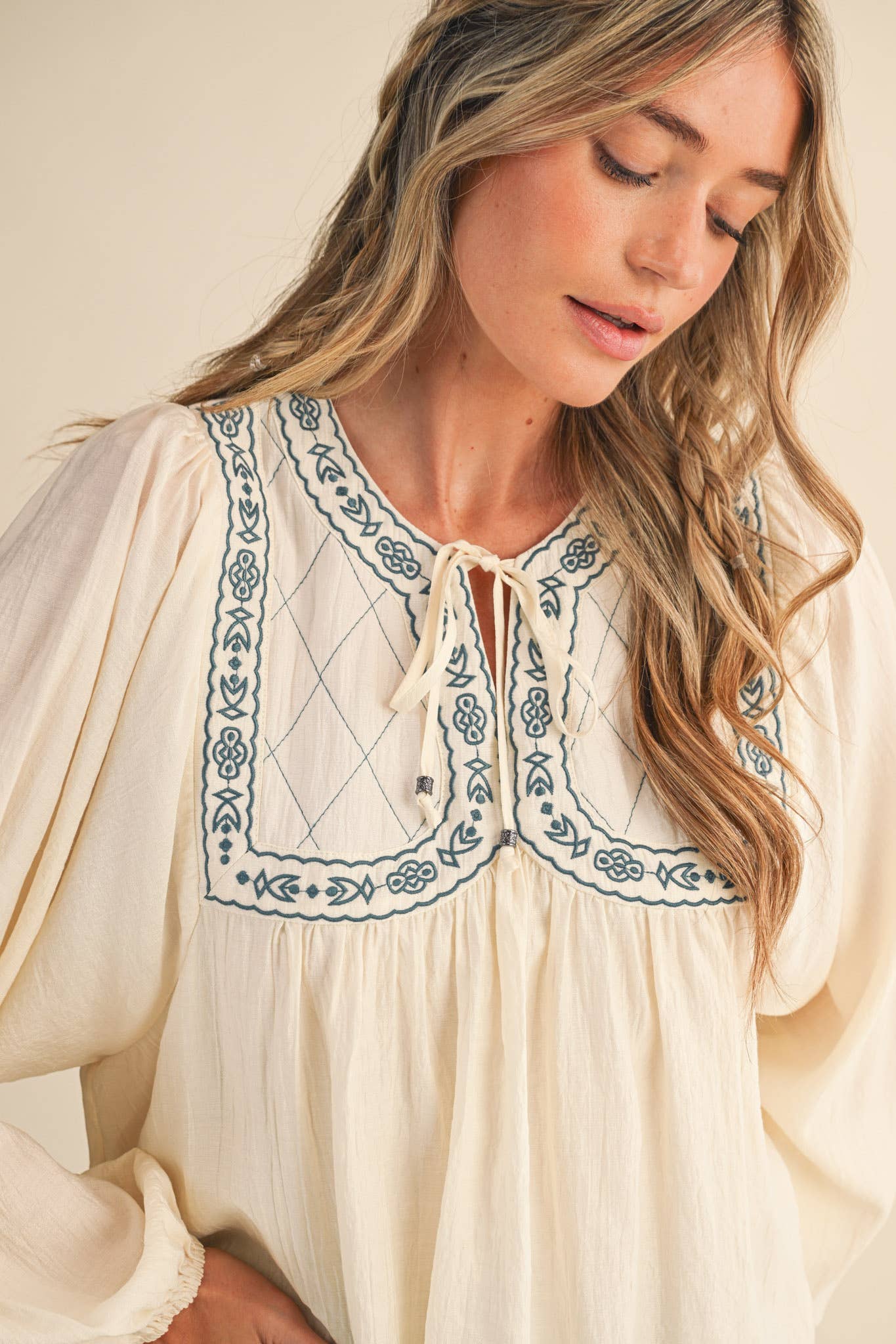 &MERCI - Vendita all'ingrosso Camicetta - Donna - Blusa con maniche a palloncino e rifiniture ricamate MTP422321