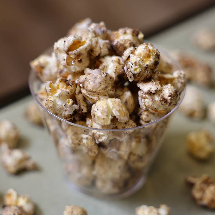 Ultimate Oreo Gourmet Popcorn för wholesale av Mya's Gourmet Popcorn