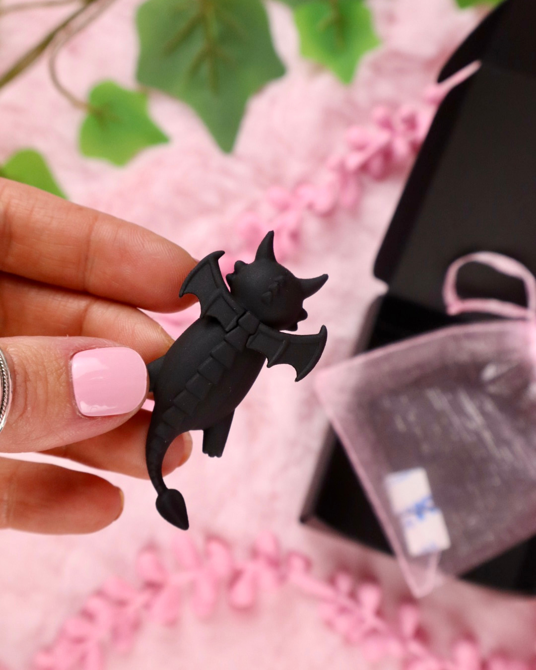 Miessol - Wholesale Book Holder - Dragon Kindle Reading Buddy / Hipper6