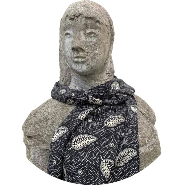 Scialle in seta nera con foglie a righe per la vendita all'ingrosso da parte di Cressida Bell