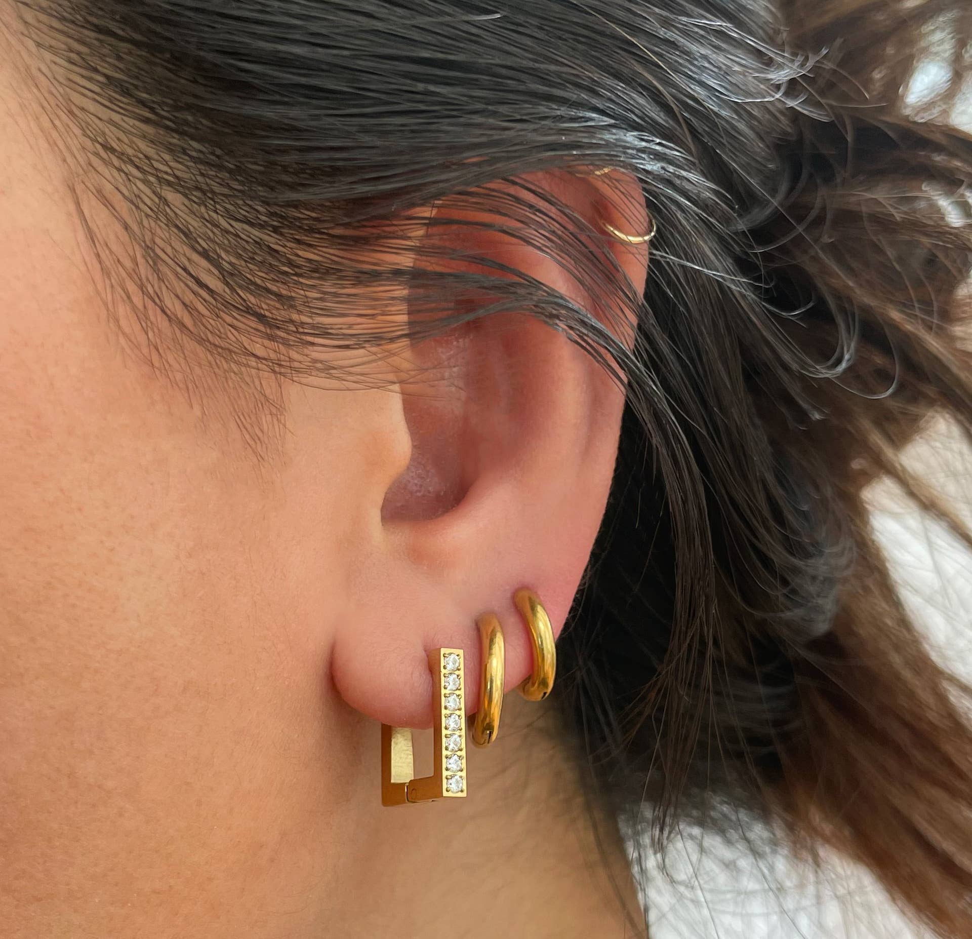 MAI DESIREE – wholesale Hoop-örhängen – ANGELINE - GULD FYRKANTIG BANA ÖRHÄNGEN3