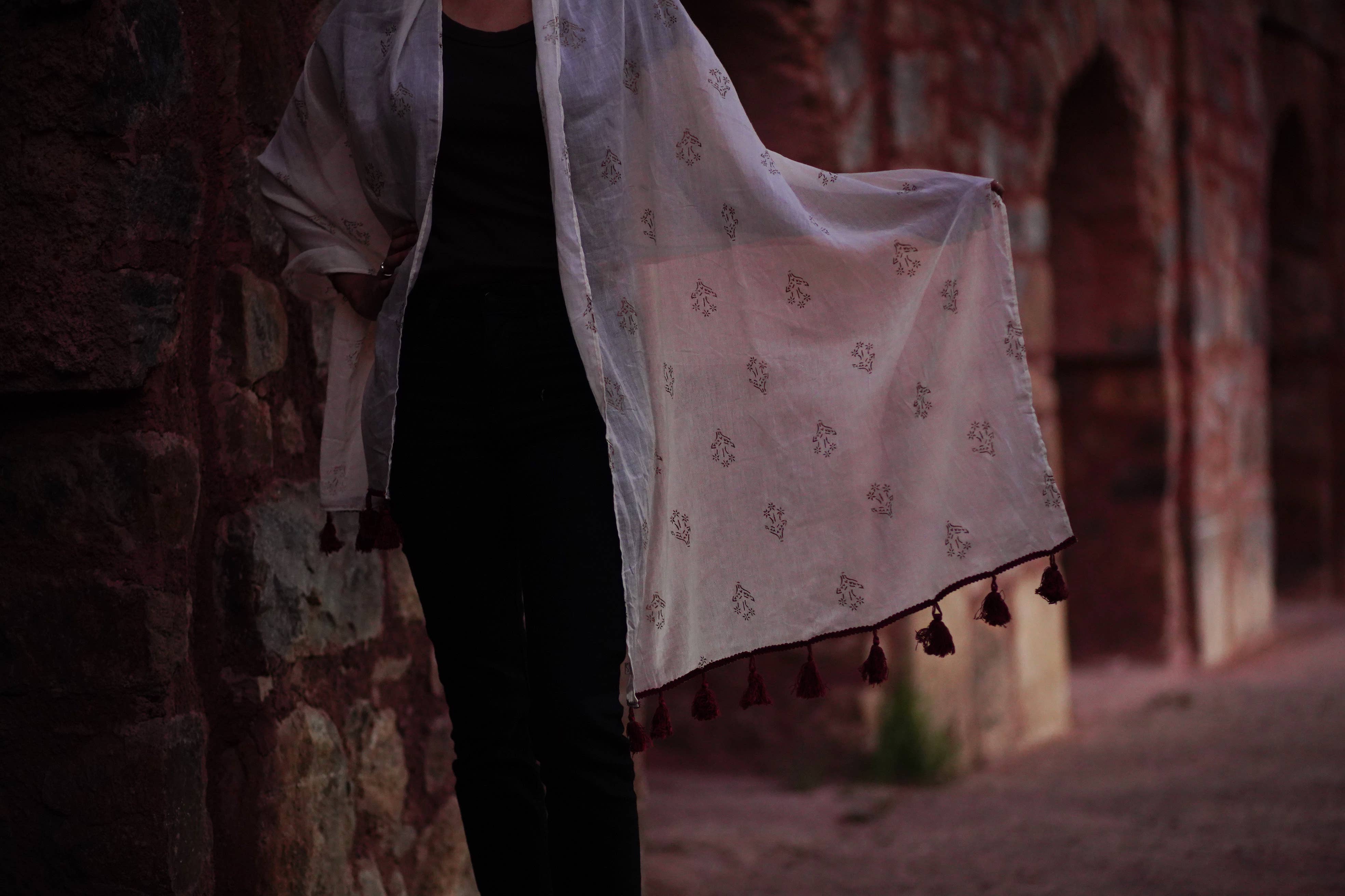 Sewing New Futures, Inc - Venta al por mayor Bufanda - Mujer - Bufanda larga de algodón crema-dorado1