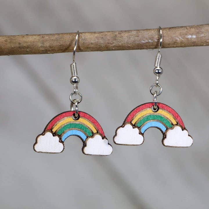 Boucles d'oreilles pendantes en bois arc-en-ciel pour la vente par Cates Concepts