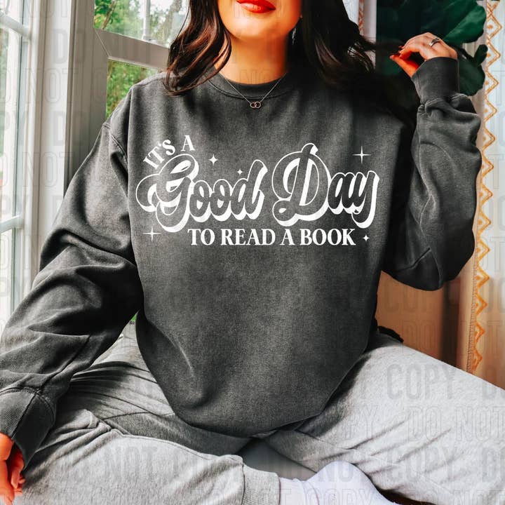 Det er en god dag til at læse en bog hvid skrift DTF overførsel for engroshandel hos K and M Designs