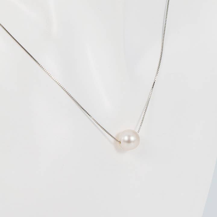 Freshwater White Pearl Canterbury Pendant 8-9 mm AAA for engroshandel hos Vayo Pearls