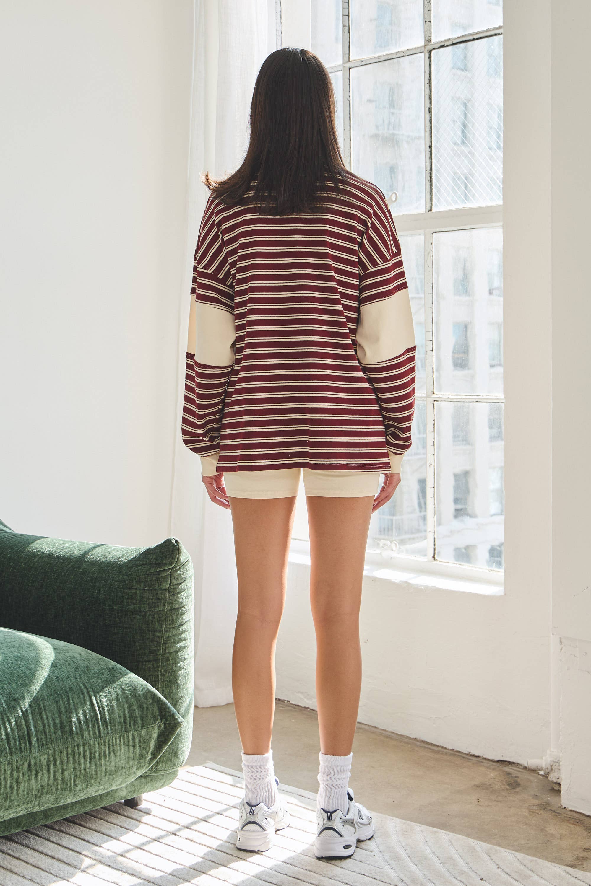 No Vacancy – Großhandel Loungewear-Set – Damen – Rugby-Poloshirt mit doppeltem Streifen und Biker-Shorts-Set2