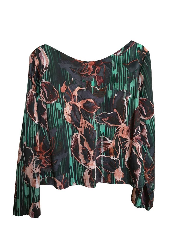 Clara Kaesdorf – wholesale Blus - Dam – Blus blommor på grön bakgrund