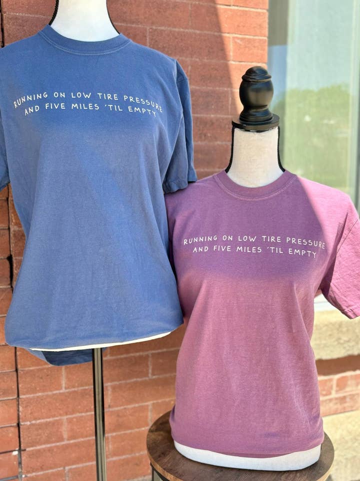 Rouler avec une pression de pneu basse et cinq miles avant la panne d'essence. pour la vente par Grit & Grace Wholesale Apparel