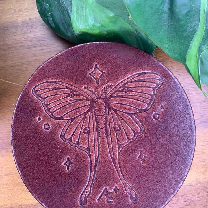 Sottobicchiere in pelle - Astral Emma Lunar Moth per la vendita all'ingrosso da parte di Uptown Common