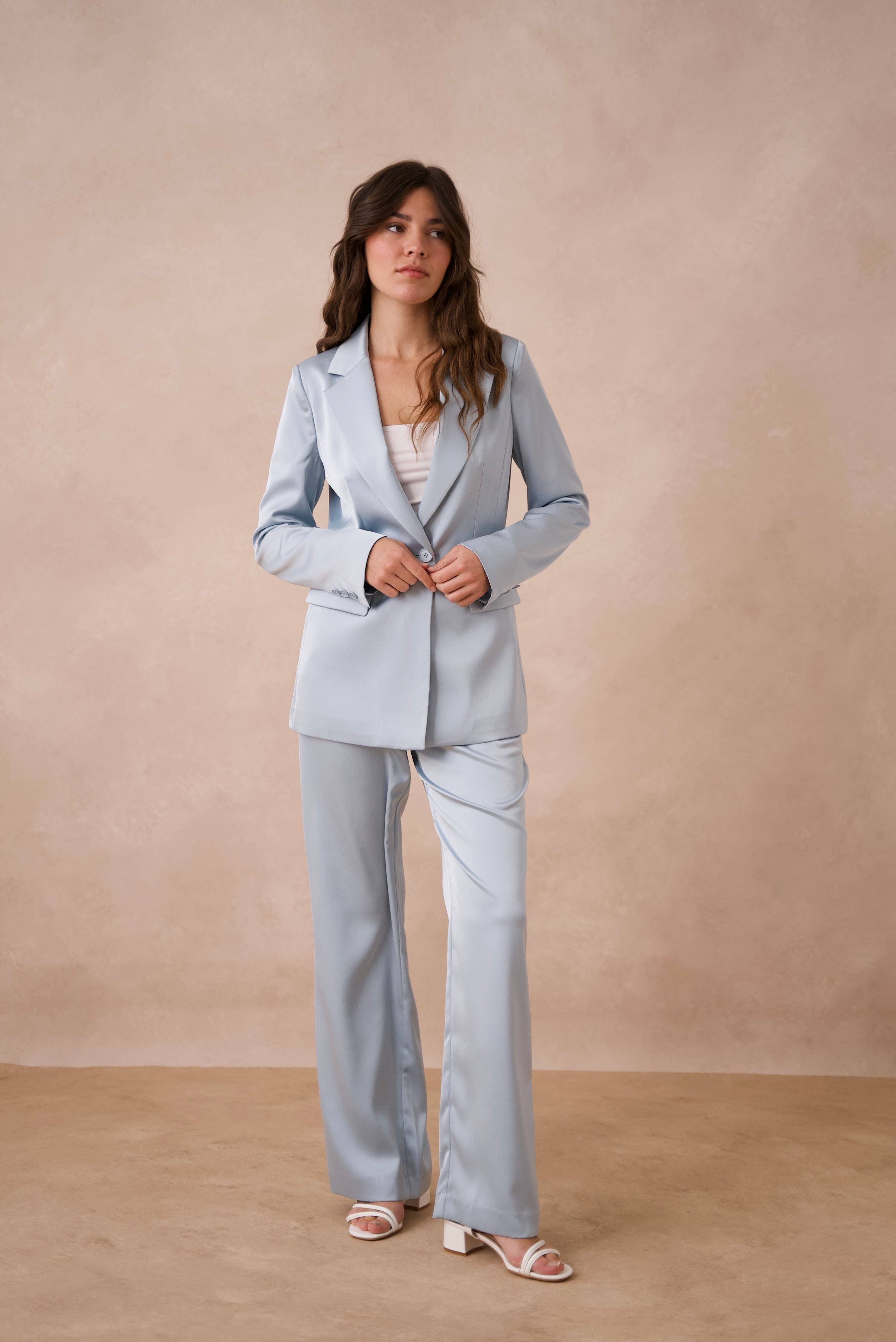 Attentif Paris – wholesale Kostymjacka – Dam – Smal skräddarsydd satinjacka med enfärgade knappar59