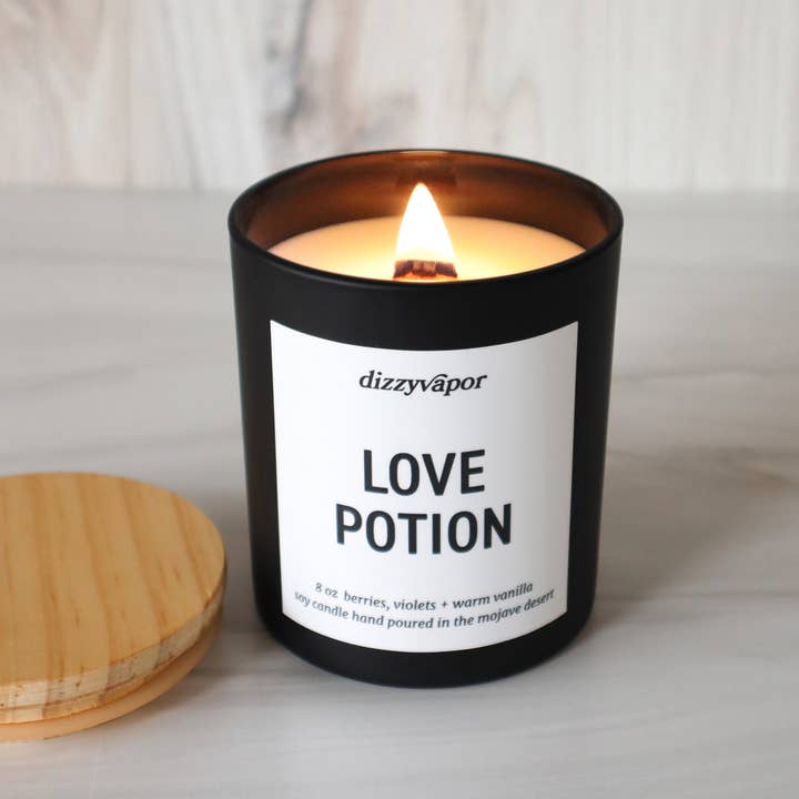 Love Potion | Bougie de soja aux baies, aux violettes et à la vanille chaude pour la vente par Dizzyvapor Candle Co.