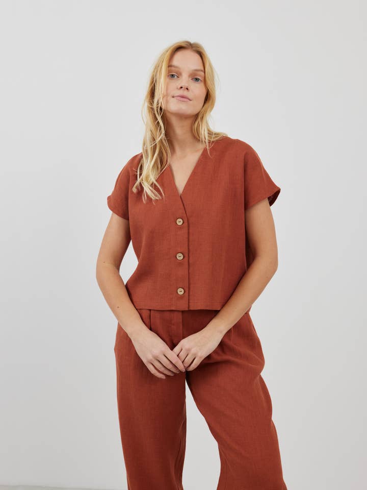 Chemise courte en lin Lyla pour la vente par Love and Confuse