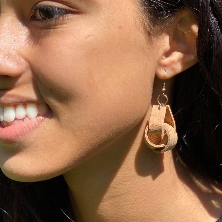 mmb by hand - Wholesale Hangende/ronde oorbellen - Duurzame oorbellen van kurk - grote knopen2