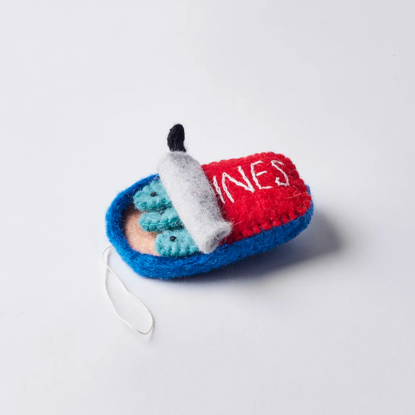 Global Goods Partners – wholesale Prydnad – Dekoration i filt av sardiner på burk1