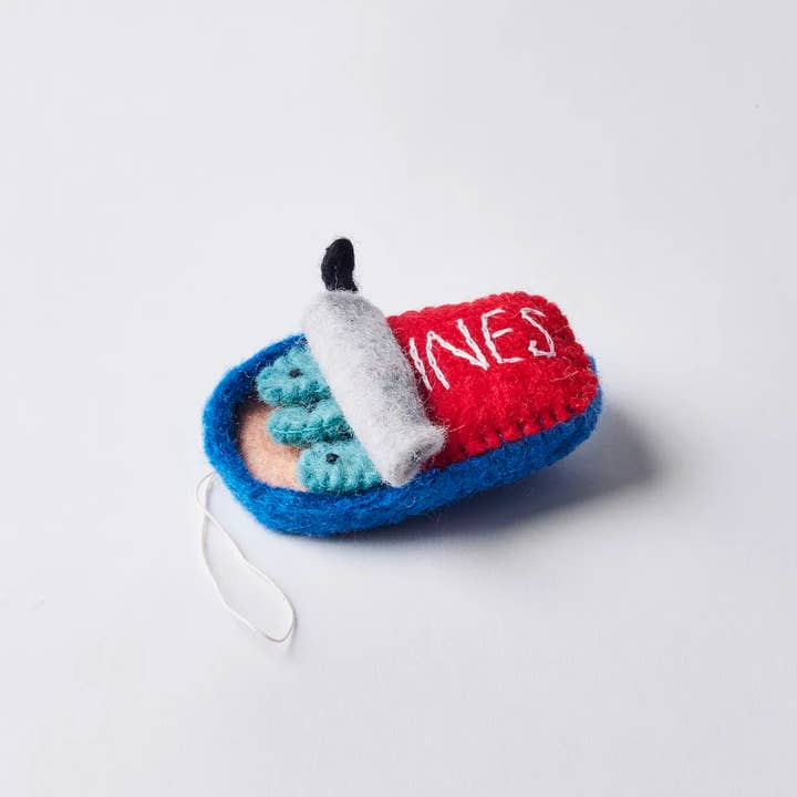 Global Goods Partners - Vente Objets de décoration - Ornement boîte de sardines en feutre1