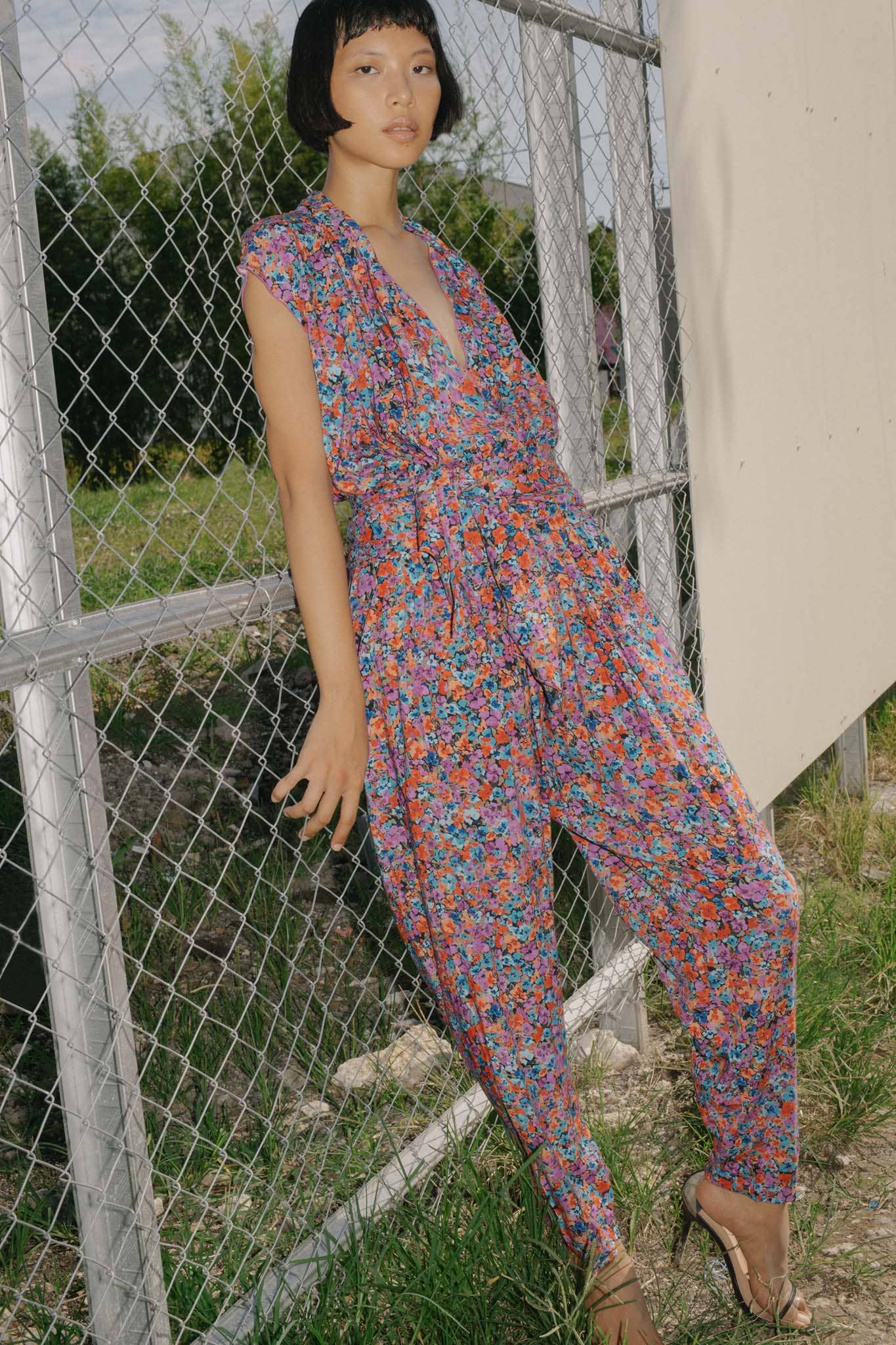 Floral Explosion Himbeere The Point Jumpsuit (mit Krawatte) - Floral Explosion Blau für den Großhandel auf Faire2