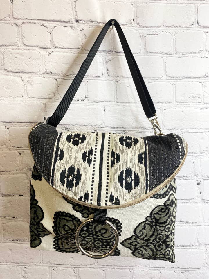 DeVille Messenger/Sac à dos pour la vente par Kindred Spirit Style