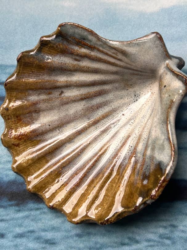 Handgemaakte keramische schelpendienblad van steengoedklei voor wholesale door IRH.STUDIO