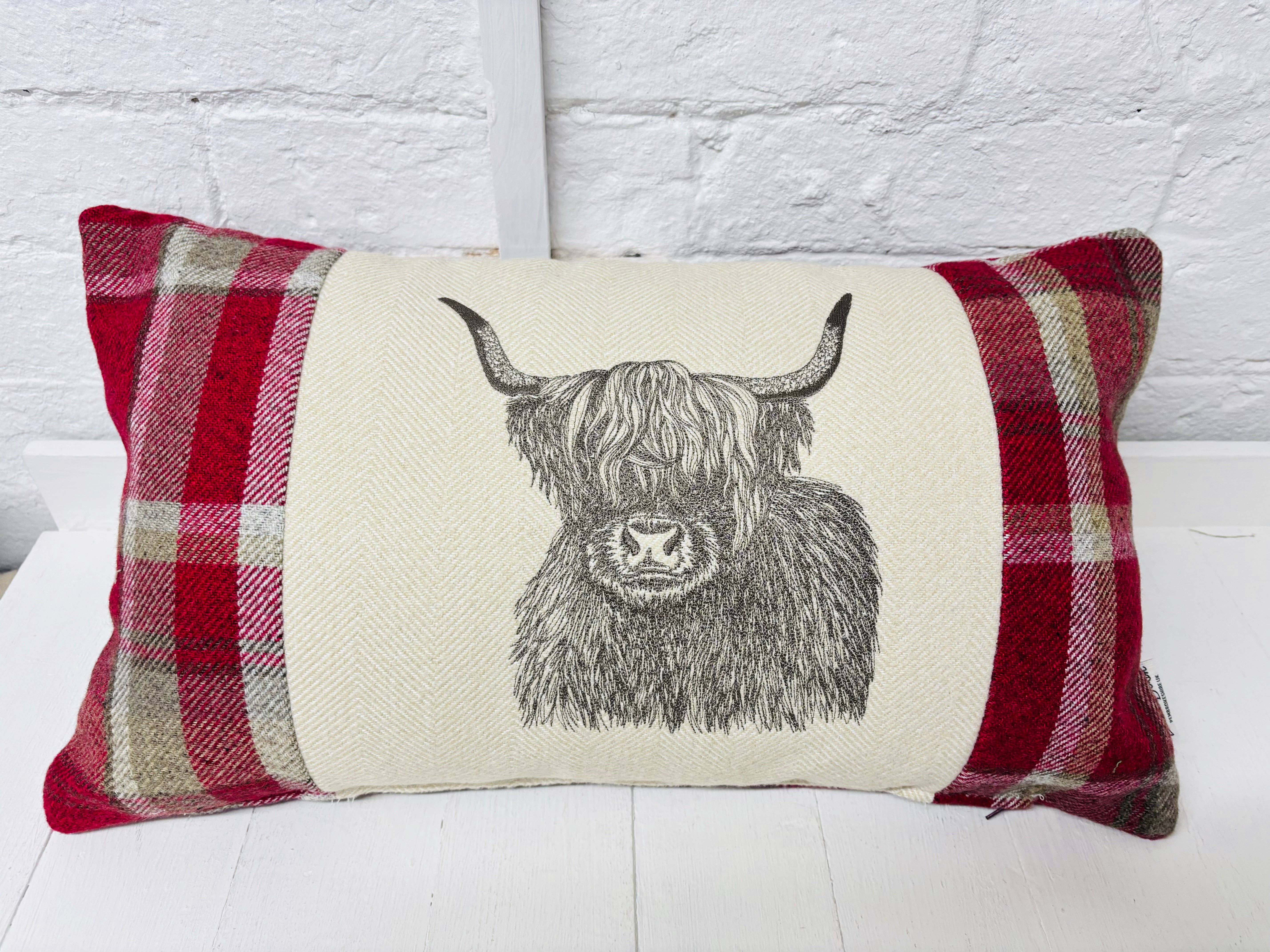Lizzie Dixon Designs – wholesale Throw/decorative pillow – Highland Cow Cushion-Red Wool Long Cushion0