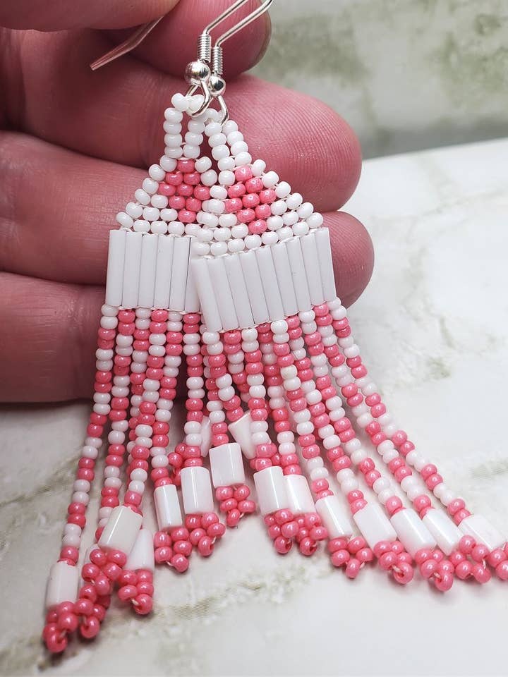 Image miroir en corail blanc et rose au point de brique asymétrique pour la vente par Simply Raevyn