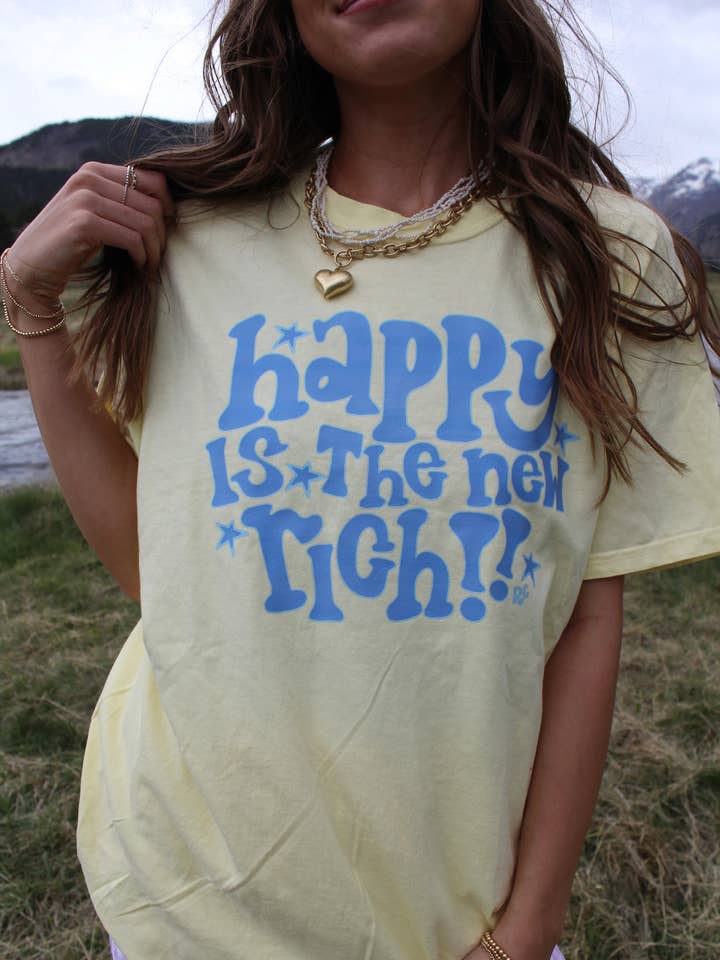 Camiseta Amarilla "Feliz es el Nuevo Rico" para venta al por mayor de Raine Company