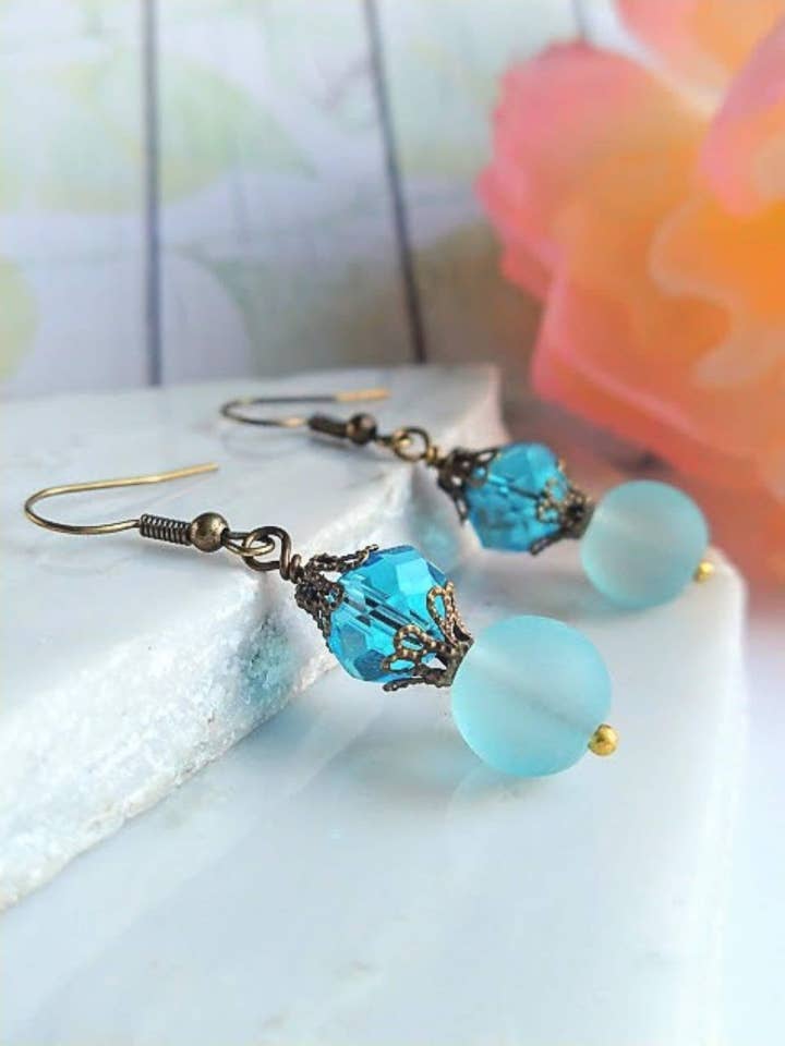 Pendientes colgantes de latón con cristal marino esmerilado, pendientes de latón, antiguos, moda victoriana, art déco, playa, regalo para ella para venta al por mayor de Bad Apple Designs