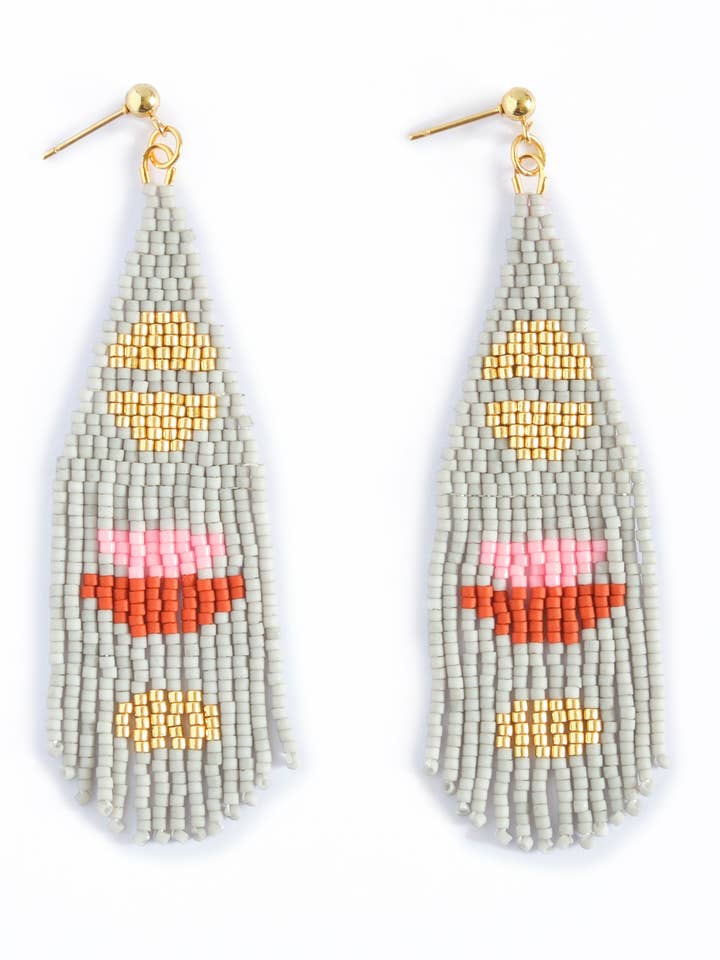 Pendientes de flecos de media luna boho tejidos a mano con cuentas (gris) para venta al por mayor de Mayana Designs Co