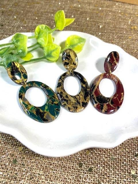 Anneaux en argile polymère, créoles Mod Mod en argile du milieu du siècle, créoles en marbre, cerceaux verts, cerceaux noirs, cerceaux bordeaux, cerceaux modernes légers pour la vente par Miles and Milo Polymer Clay Collection