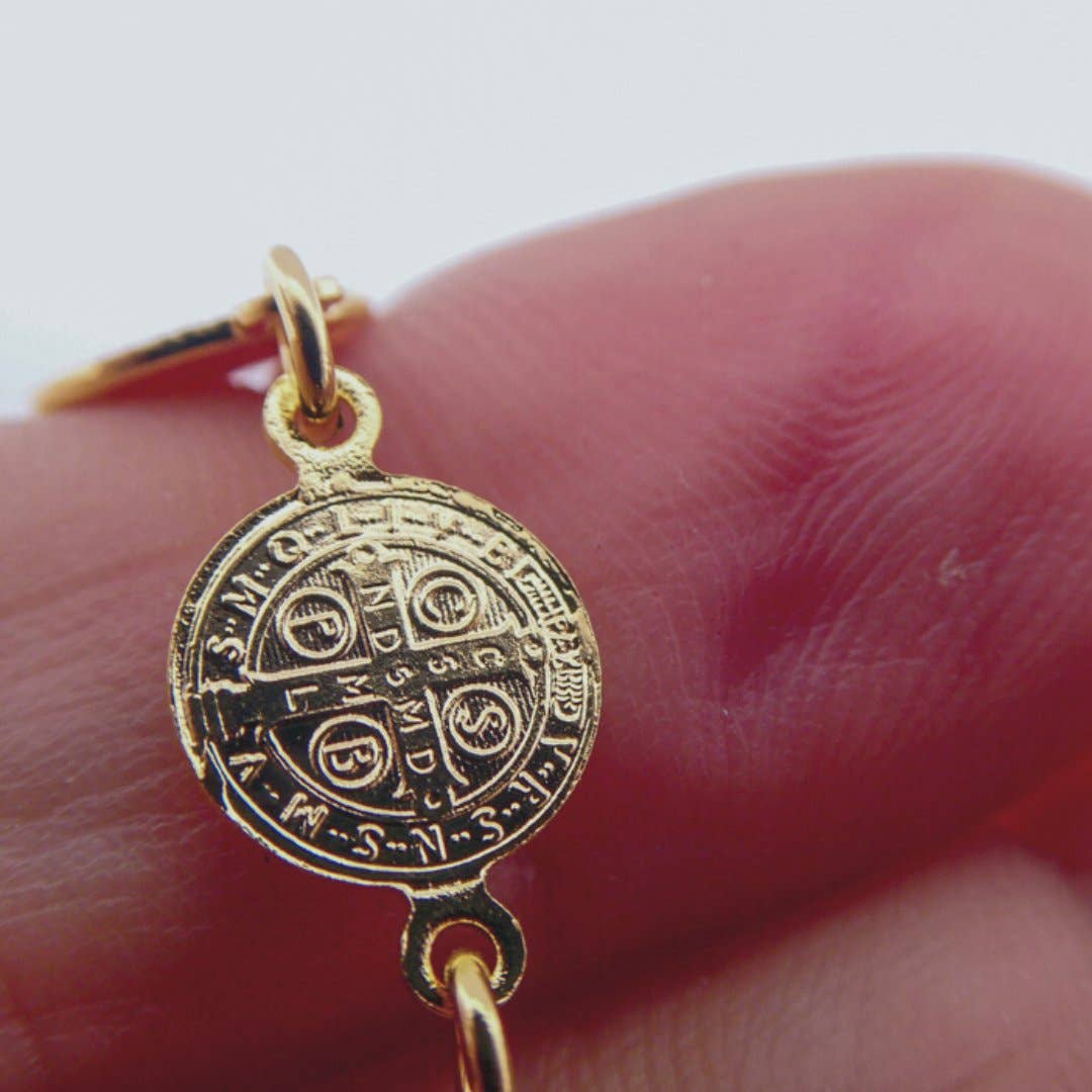 Guadalupe Gifts – Pulseira com pendente por atacado – Pulseira com 8 Moedas de São Bento Banhada a Ouro, 19 cm5
