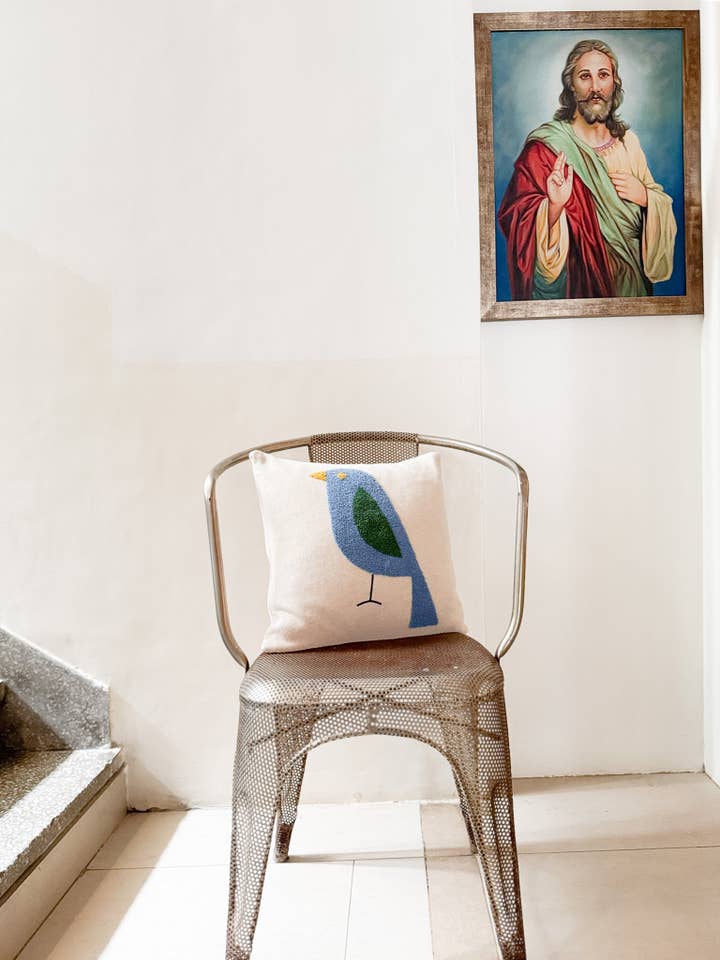 Birdy Kussen Blauw, zachte katoenen breiwerk met punchneedle borduurwerk voor wholesale door Funky Doris