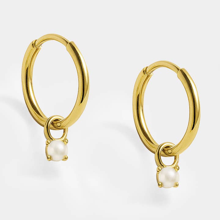 Mini golden huggies in stainless steel & pearl - MN253E004GL for wholesale by Bizou