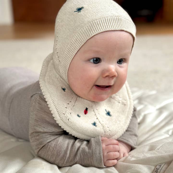 Saga Copenhagen - Wholesale Bib - Baby - Knitted Baby Bib - Organic cotton - Cream & Embroidery