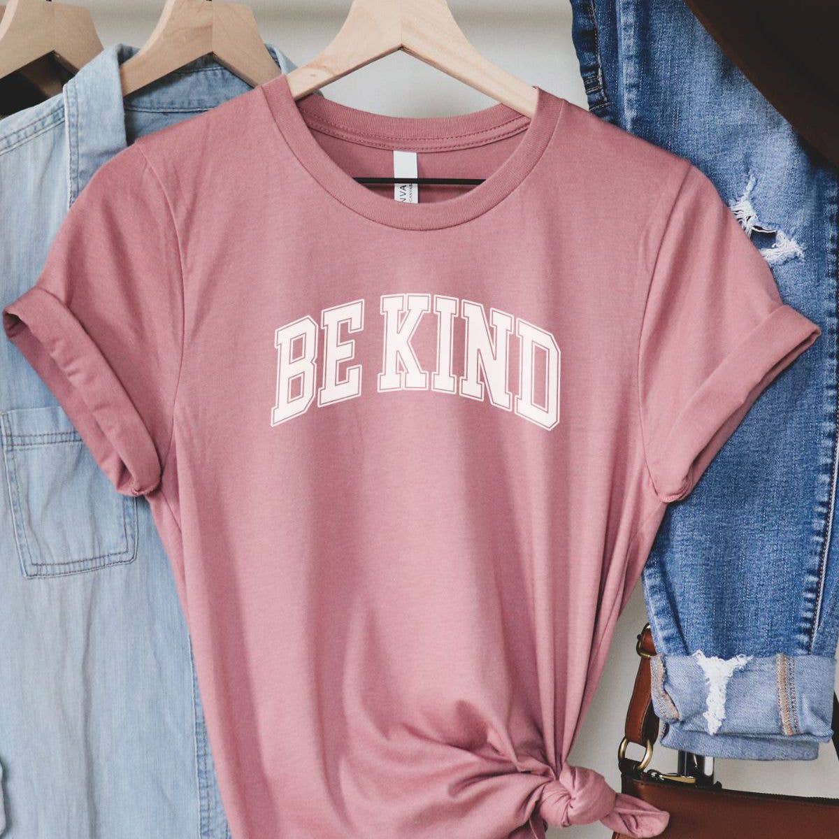 Bella Me – wholesale T-shirts med screentryck – Dam – Var Snäll Unisex T-shirt Casual1