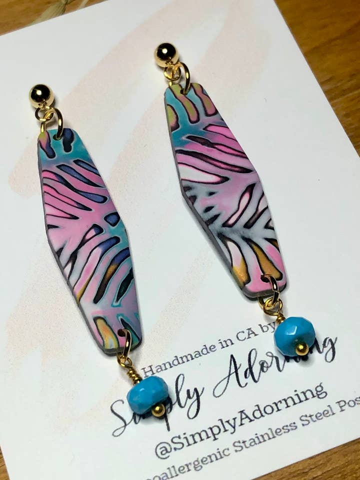 Boucles d'oreilles pendantes OOAK en pâte polymère avec pierre turquoise modernes pour la vente par Simply Adorning