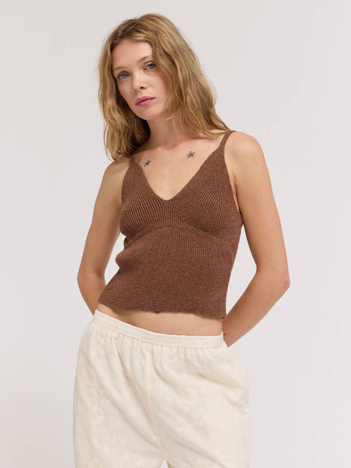 41935 - V-HALS GEBREID CROP TOP voor wholesale door Grade & Gather