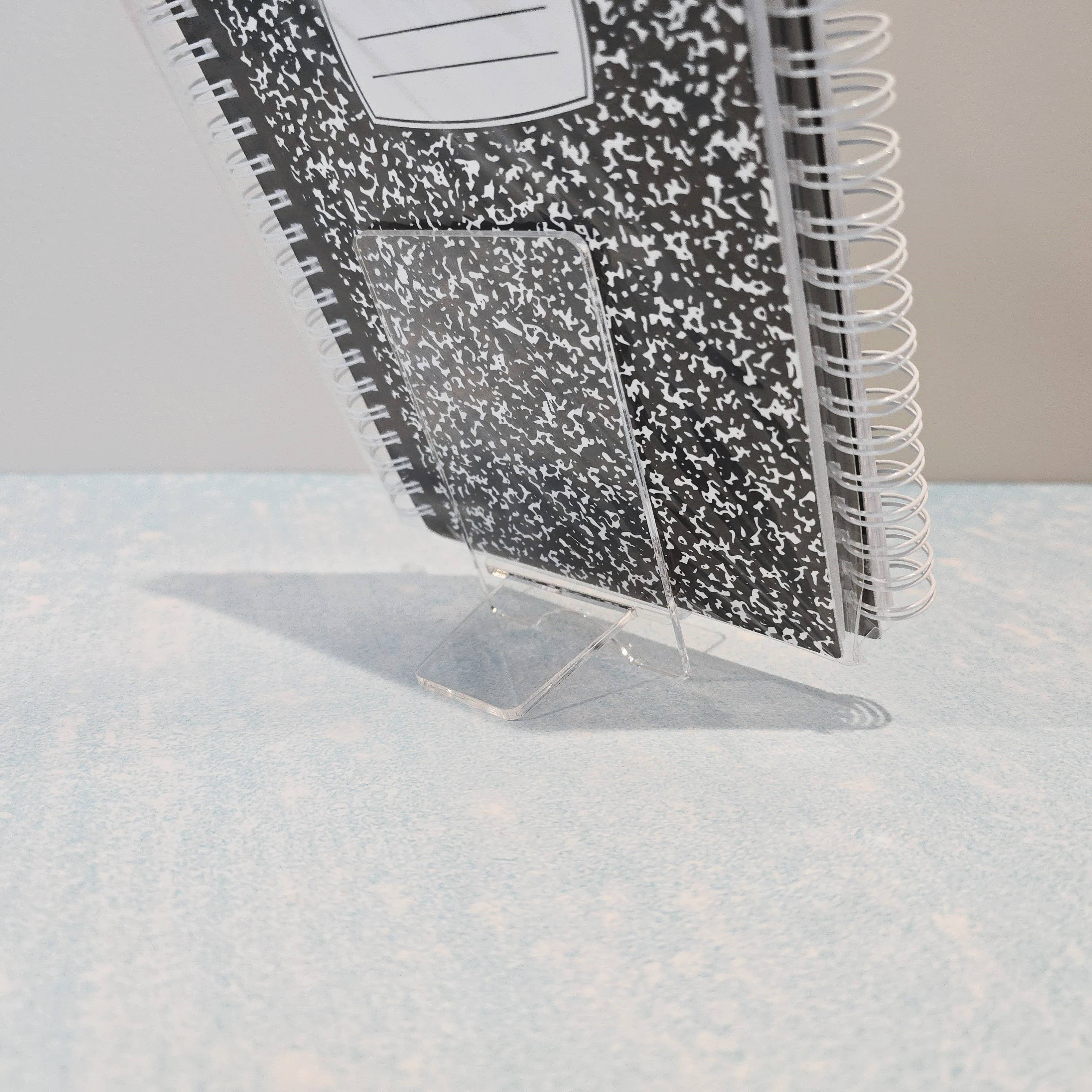 Expression Design Co - Vendita all'ingrosso Espositore per rivenditori - Cavalletto Espositore in Acrilico per Album di Adesivi2