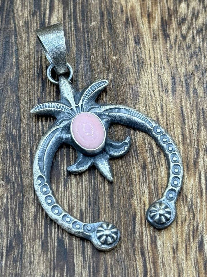 Pendentif Naja en argent sterling fait main par les Navajos amérindiens avec un aspect ancien et une conque rose. pour la vente par Native City Jewelry