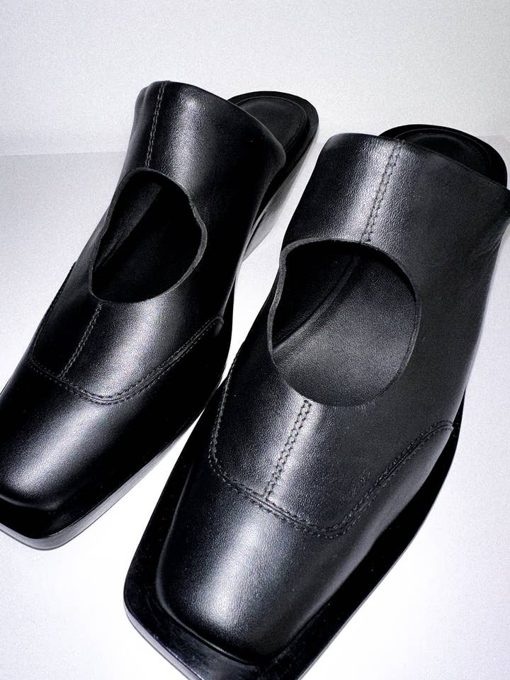 Circle Mule in Black for wholesale on Faire3