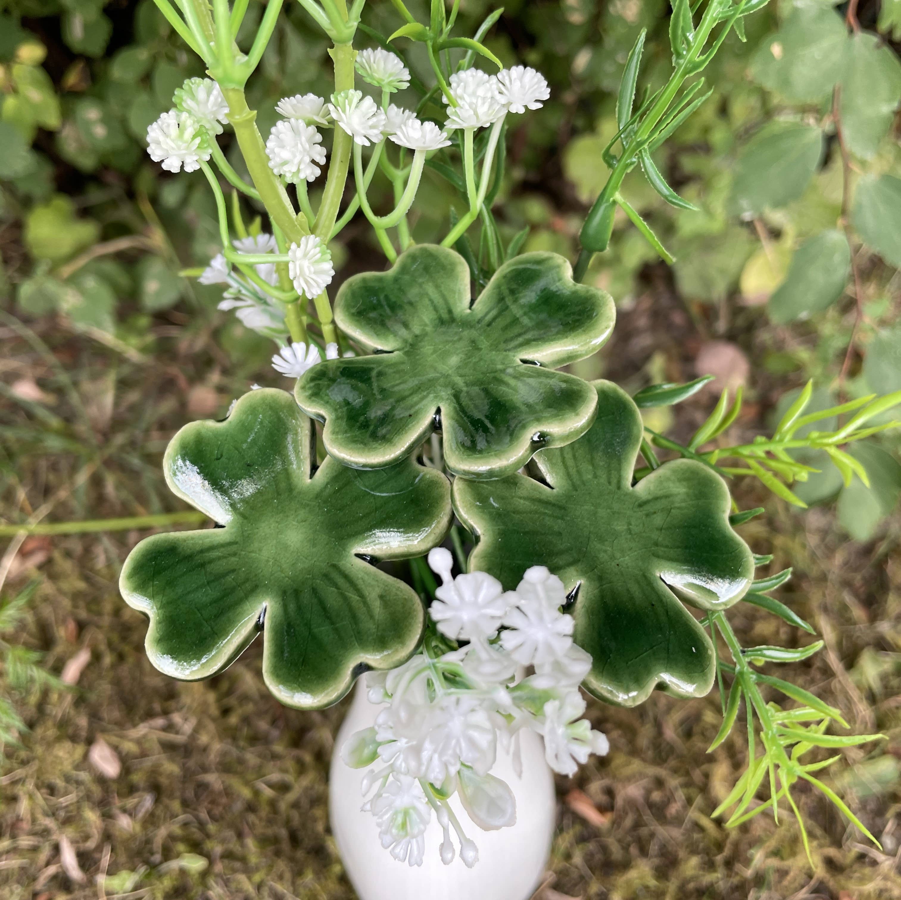 Pannonhem AB. - Vente Piquets de jardin/pelouse - Trèfle à quatre feuilles en céramique avec tige pour plantes3