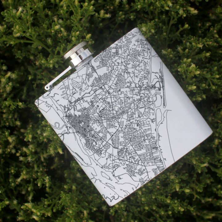 Flacon de hanche Wilmington NC Map en blanc mat pour la vente par JACE.design